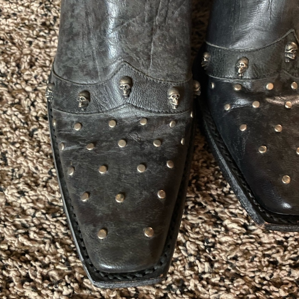 Old gringo , never worn. Size 7.5 black with skulls